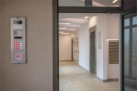 domofon i wejście do klatki schodowej w Comfort City Rubin