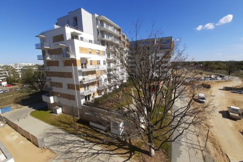 Comfort City Bursztyn od strony Srebrzystej Alei_uratowany dąb_stan prac na 27 kwietnia 2020