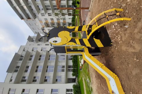 zjeżdżalnia na patio dla najmłodszych mieszkańców Comfort City Bursztyn w trakcie przygotowywań maj 2020