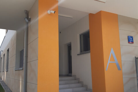 wejście do budynku klatka A Comfort City Bursztyn lipiec 2020