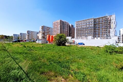 Budowa Comfort City Agat maj 2023 w tle zrealizowane osiedle i park leśny